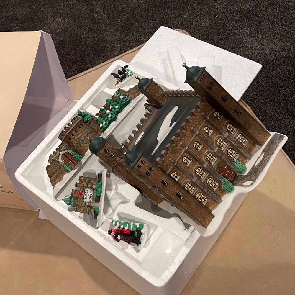 Dickens' Village Tower of London - Limited To Year Production - Picture 5 of 6